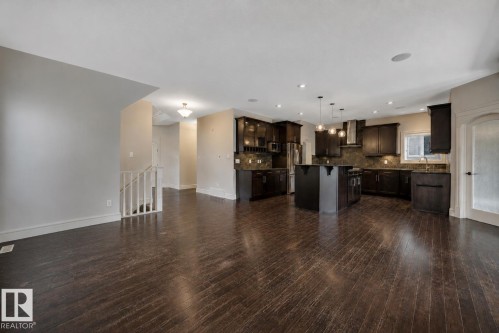 1047 Armitage Crescent Sw, Edmonton, AB - Indoor Photo Showing Kitchen