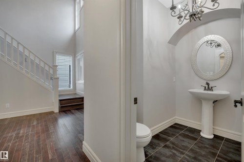 1047 Armitage Crescent Sw, Edmonton, AB - Indoor Photo Showing Bathroom