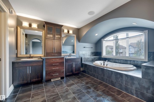 1047 Armitage Crescent Sw, Edmonton, AB - Indoor Photo Showing Bathroom