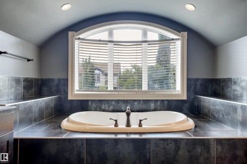 1047 Armitage Crescent Sw, Edmonton, AB - Indoor Photo Showing Bathroom