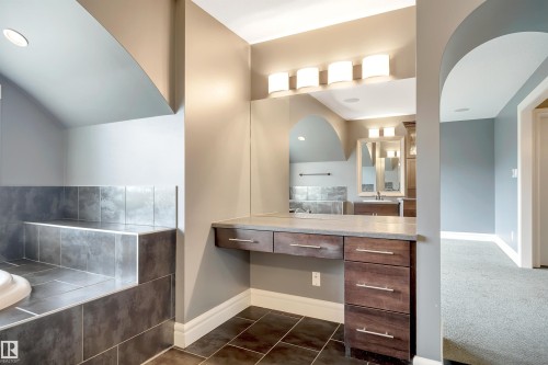 1047 Armitage Crescent Sw, Edmonton, AB - Indoor Photo Showing Bathroom
