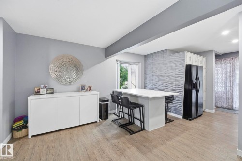 10528 45 Street Nw, Edmonton, AB - Indoor