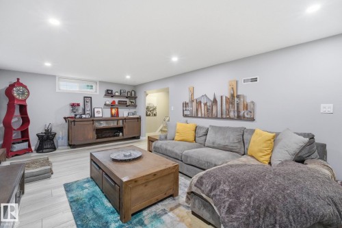 10528 45 Street Nw, Edmonton, AB - Indoor