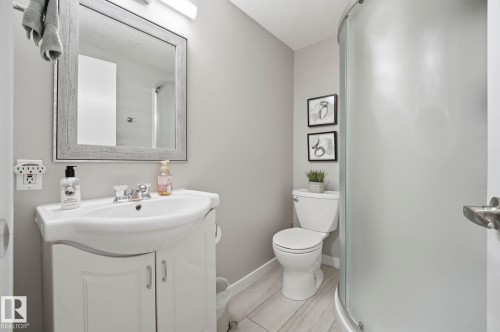 10528 45 Street Nw, Edmonton, AB - Indoor Photo Showing Bathroom