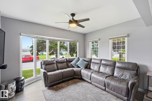 10528 45 Street Nw, Edmonton, AB - Indoor Photo Showing Living Room