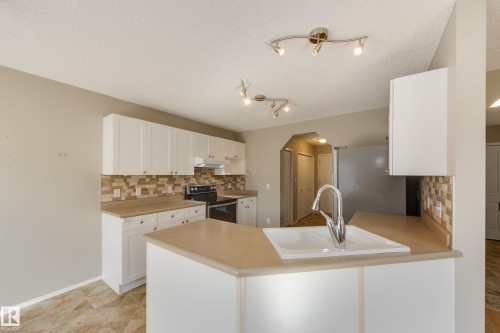 11335 167B Ave Nw, Edmonton, AB - Indoor Photo Showing Kitchen