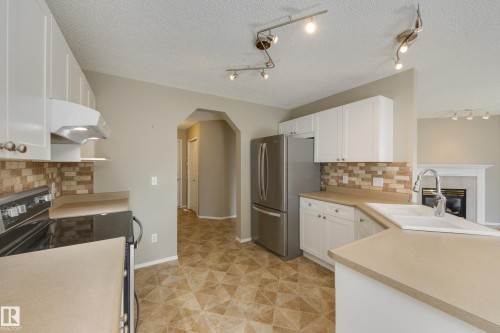 11335 167B Ave Nw, Edmonton, AB - Indoor Photo Showing Kitchen