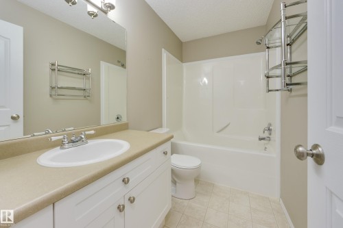 11335 167B Ave Nw, Edmonton, AB - Indoor Photo Showing Bathroom