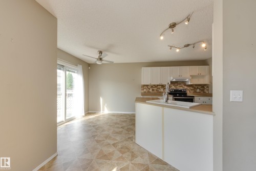 11335 167B Ave Nw, Edmonton, AB - Indoor Photo Showing Kitchen
