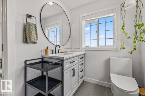 8731 160A Avenue Nw, Edmonton, AB - Indoor Photo Showing Bathroom