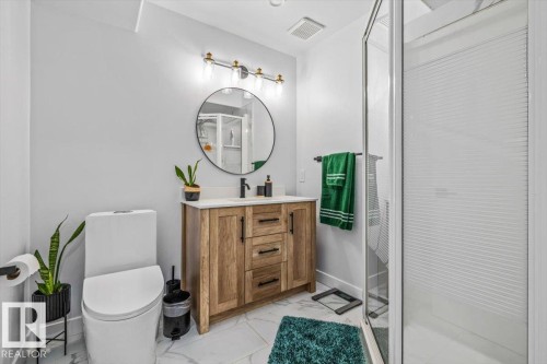 8731 160A Avenue Nw, Edmonton, AB - Indoor Photo Showing Bathroom