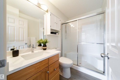 4811 152 Avenue Nw, Edmonton, AB - Indoor Photo Showing Bathroom