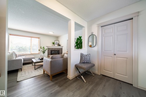 4811 152 Avenue Nw, Edmonton, AB - Indoor Photo Showing Living Room