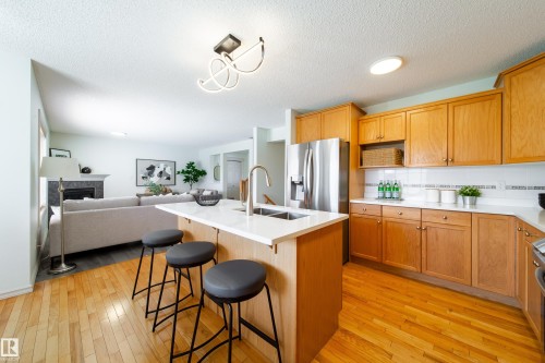 4811 152 Avenue Nw, Edmonton, AB - Indoor Photo Showing Kitchen With Double Sink With Upgraded Kitchen
