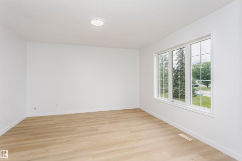 Light wood-finish flooring, white walls, and a multi-pane window - 37 Suntree Promenade, Leduc, AB - Indoor Photo Showing Other Room