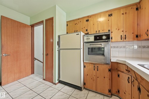 9251 91 Street Nw, Edmonton, AB - Indoor Photo Showing Kitchen