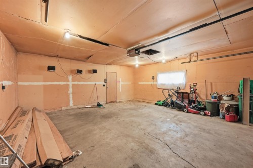 9251 91 Street Nw, Edmonton, AB - Indoor Photo Showing Garage