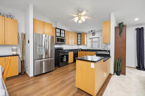 4717 25 Avenue Nw, Edmonton, AB - Indoor Photo Showing Kitchen