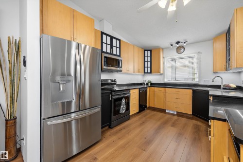 4717 25 Avenue Nw, Edmonton, AB - Indoor Photo Showing Kitchen