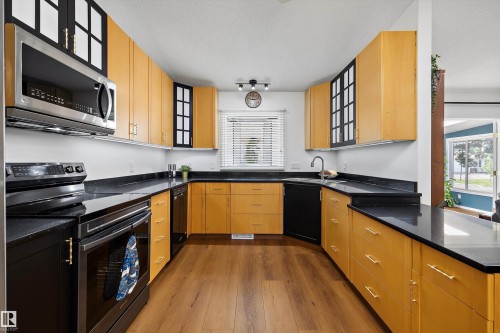 4717 25 Avenue Nw, Edmonton, AB - Indoor Photo Showing Kitchen