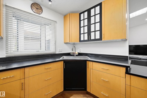 4717 25 Avenue Nw, Edmonton, AB - Indoor Photo Showing Kitchen