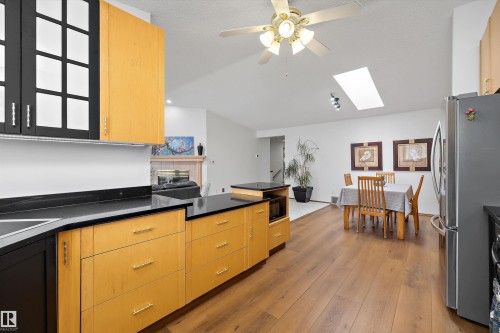 4717 25 Avenue Nw, Edmonton, AB - Indoor Photo Showing Kitchen