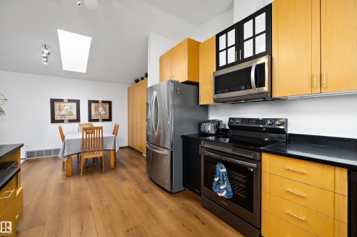 4717 25 Avenue Nw, Edmonton, AB - Indoor Photo Showing Kitchen