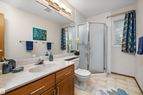 4717 25 Avenue Nw, Edmonton, AB - Indoor Photo Showing Bathroom