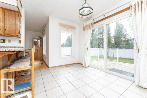 3303 42A Avenue Nw, Edmonton, AB - Indoor