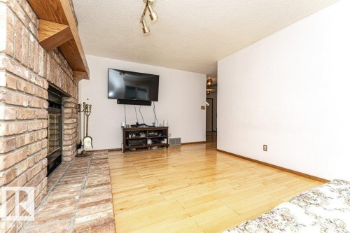 3303 42A Avenue Nw, Edmonton, AB - Indoor