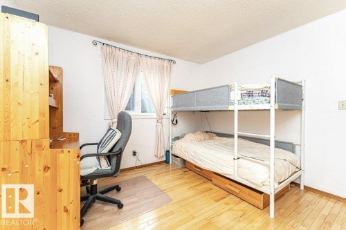 3303 42A Avenue Nw, Edmonton, AB - Indoor Photo Showing Bedroom