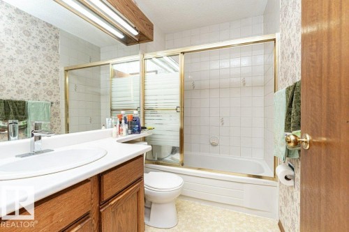 3303 42A Avenue Nw, Edmonton, AB - Indoor Photo Showing Bathroom