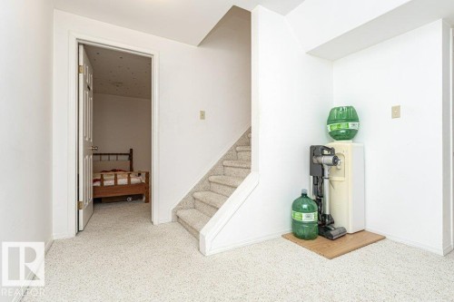 3303 42A Avenue Nw, Edmonton, AB - Indoor