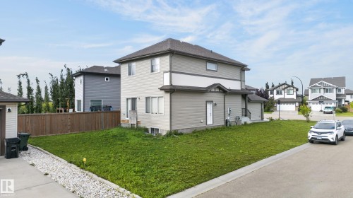 Two-story residence with siding exterior and an attached garage - 17 Spruce Ridge Cove, Spruce Grove, AB - Outdoor