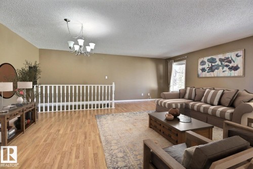 8146 27 Avenue Nw, Edmonton, AB - Indoor Photo Showing Living Room