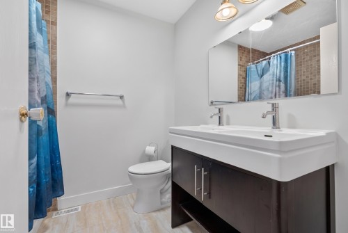 9328 175 Avenue Nw, Edmonton, AB - Indoor Photo Showing Bathroom