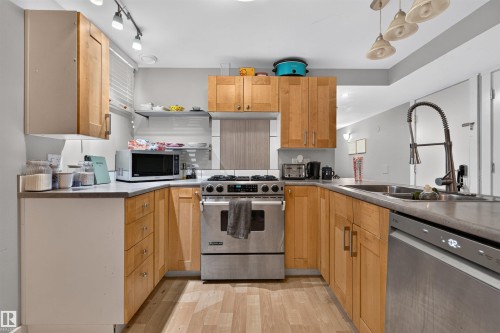 9328 175 Avenue Nw, Edmonton, AB - Indoor Photo Showing Kitchen With Double Sink