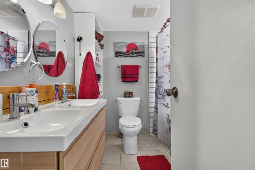 9328 175 Avenue Nw, Edmonton, AB - Indoor Photo Showing Bathroom