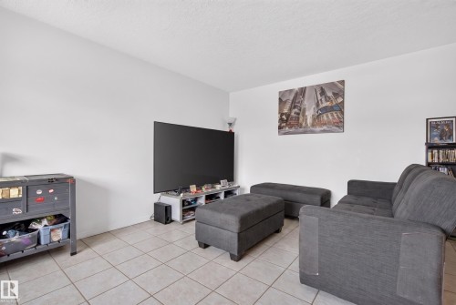 9328 175 Avenue Nw, Edmonton, AB - Indoor