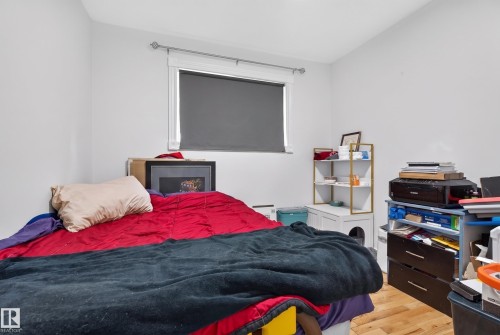 9328 175 Avenue Nw, Edmonton, AB - Indoor Photo Showing Bedroom