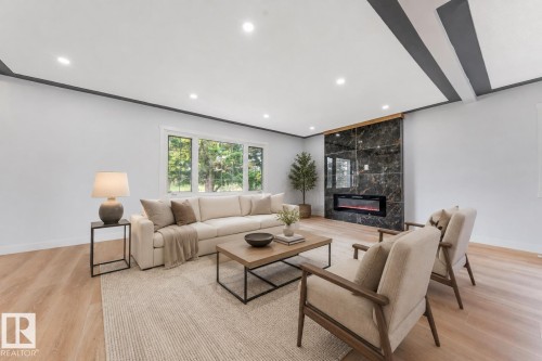12023 137 Avenue Nw, Edmonton, AB - Indoor Photo Showing Living Room
