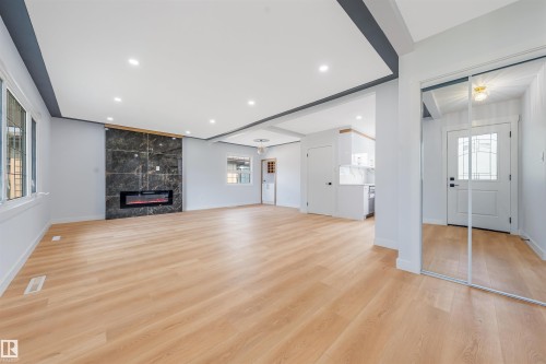 12023 137 Avenue Nw, Edmonton, AB - Indoor