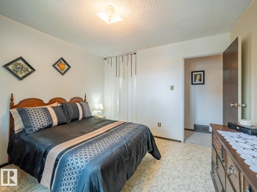 5647 137 Avenue Nw, Edmonton, AB - Indoor Photo Showing Bedroom