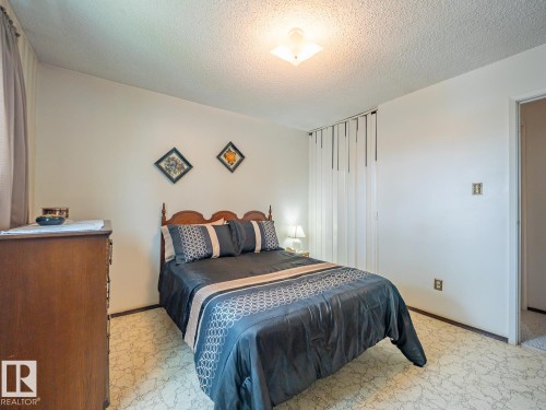 5647 137 Avenue Nw, Edmonton, AB - Indoor Photo Showing Bedroom