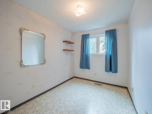5647 137 Avenue Nw, Edmonton, AB - Indoor Photo Showing Other Room