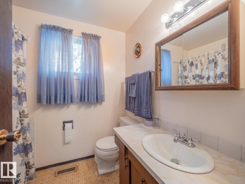 5647 137 Avenue Nw, Edmonton, AB - Indoor Photo Showing Bathroom
