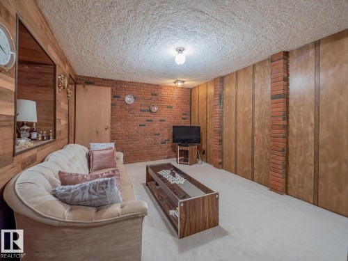 5647 137 Avenue Nw, Edmonton, AB - Indoor