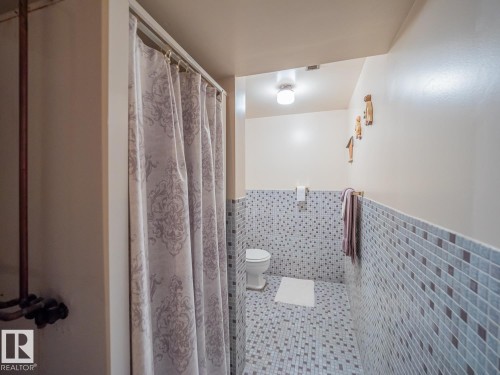 5647 137 Avenue Nw, Edmonton, AB - Indoor Photo Showing Bathroom