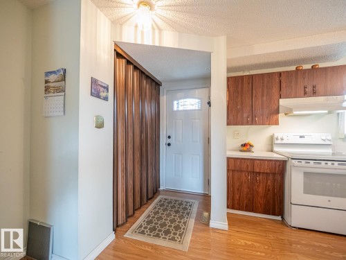 5647 137 Avenue Nw, Edmonton, AB - Indoor Photo Showing Kitchen