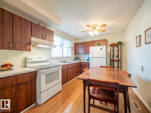 5647 137 Avenue Nw, Edmonton, AB - Indoor Photo Showing Kitchen